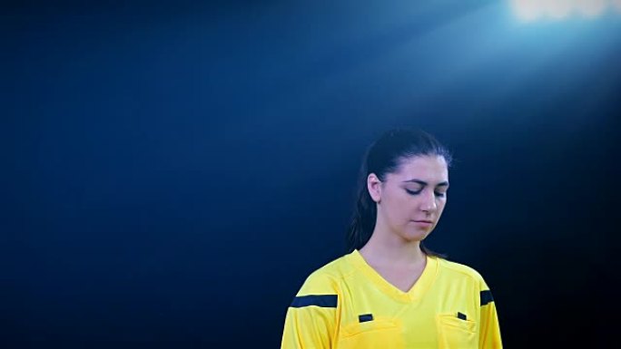 女子足球裁判出示黄牌比红牌罚点球，并在黑色背景下将球员罚下，4k