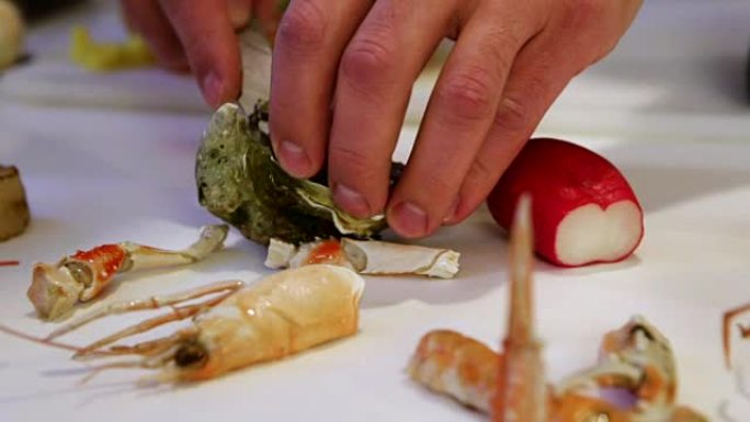 人用刀削新鲜牡蛎，凸轮向左移动，特写