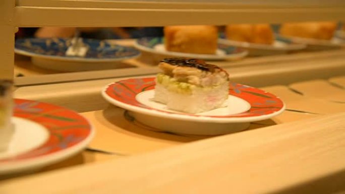 在寿司吧周围移动的盘子上的寿司