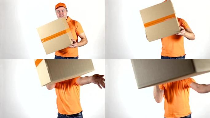 穿着橙色制服的送货员向相机扔了一个大包裹。浅灰色背景，慢动作工作室拍摄
