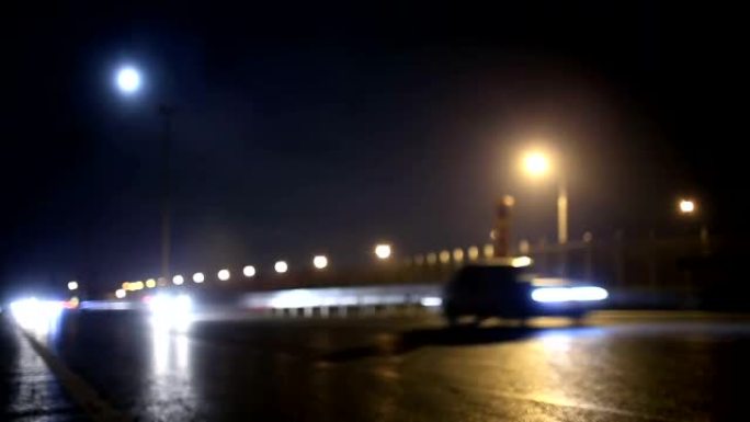 高速公路上的夜间城市交通