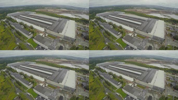 旧厂房的鸟瞰图。从天空看旧玻璃吹制工厂的景色。空中砖厂房