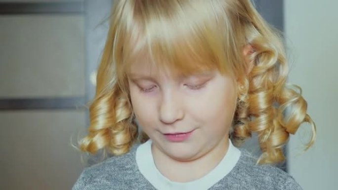 金发女孩5年用卷发器缠绕头发
