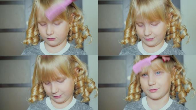 金发女孩5年用卷发器缠绕头发