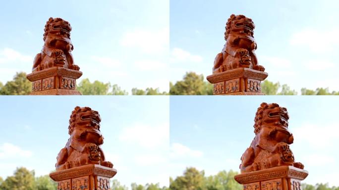 蓝天的中国狮子雕像