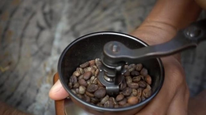 咖啡研磨机的特写镜头，慢动作