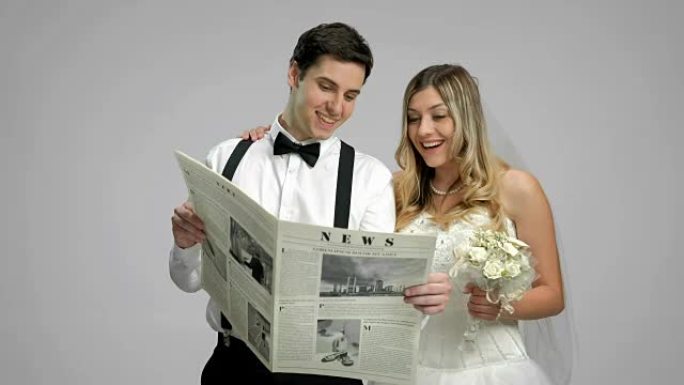 新婚夫妇读报纸