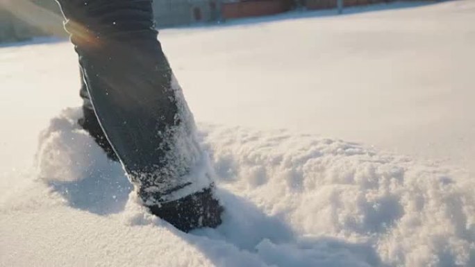 女孩的脚在雪地里行走