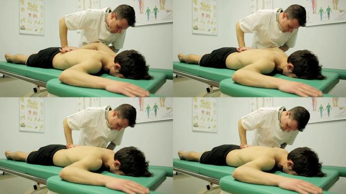 物理治疗师正在检查年轻患者的肩膀和背部疼痛