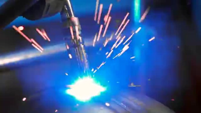 焊接机在生产过程中会产生明亮的火花。焊接机的自动化工作