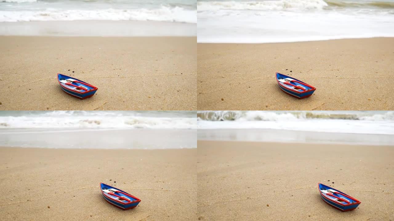 沙滩上的木制玩具船