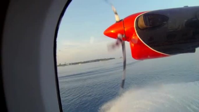 小型水上飞机在马尔代夫降落