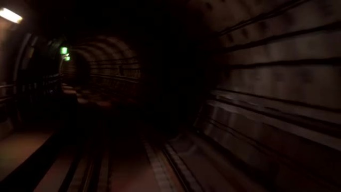 火车在隧道地下行驶
