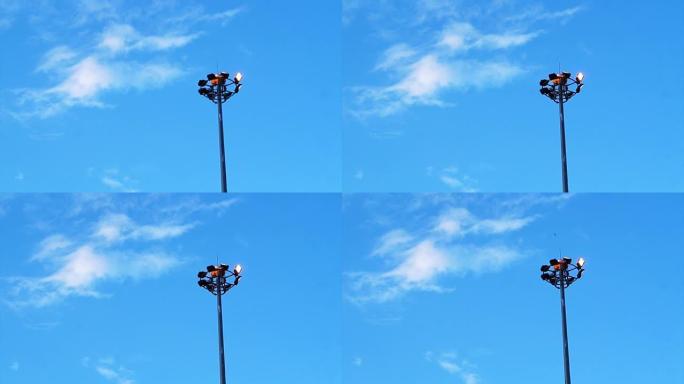 体育场视频，蓝天背景的停车灯杆。带复制空间的抽象