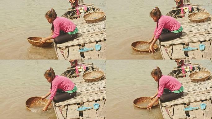 女人在水中清洗蛤蜊