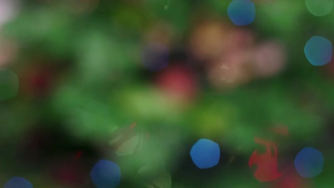 色彩缤纷的圣诞彩灯树。静态