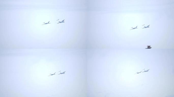 俄空军战略轰炸机从空中加油机空中加油