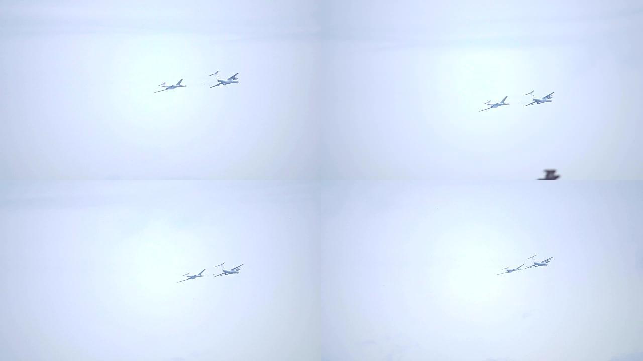俄空军战略轰炸机从空中加油机空中加油