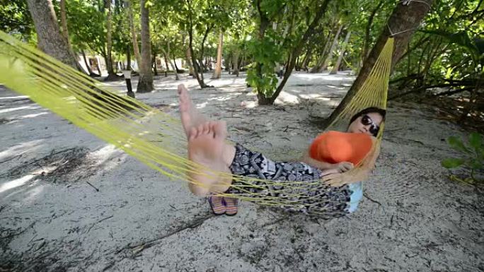 女人在热带海滩放松