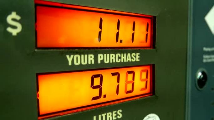 站泵屏幕上的汽油价格上涨