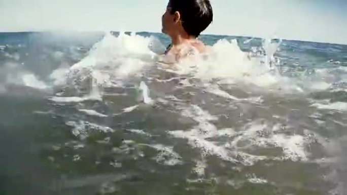 小男孩在海里洗澡