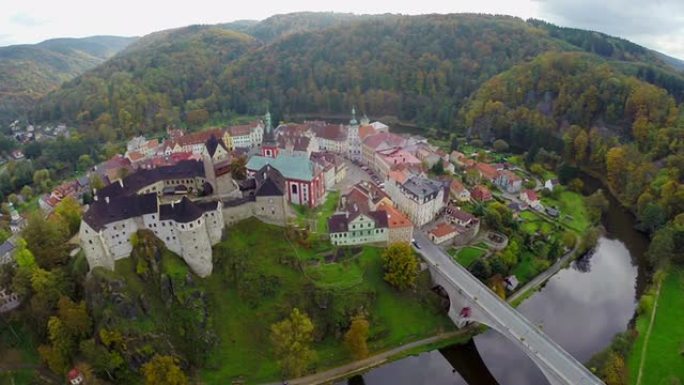 空中古城堡拍摄，大型护城河领主住宅，秋天。美丽的空中拍摄欧洲，文化和风景，相机在空中平移。无人机在欧