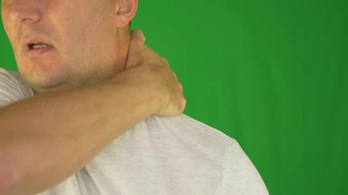 男人用手摩擦脖子和肩膀。极端特写前视图。锁定镜头。