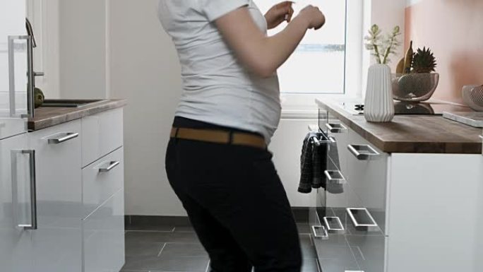 孕妇在厨房跳舞2