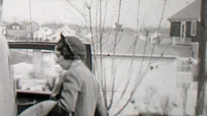 1938: 穿着得体的城市妇女打开车门。