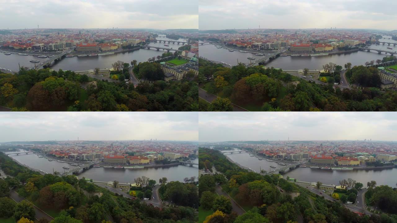 布拉格老城区生活城市的空中射击，汽车桥。美丽的空中拍摄欧洲，文化和风景，相机在空中平移。无人机在欧洲