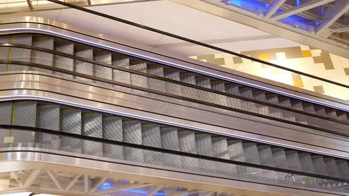 购物中心的空自动扶梯不断在楼上运行