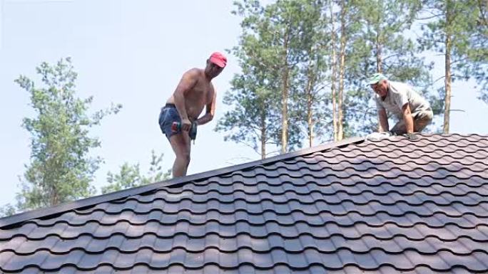 Roofer将金属屋面材料固定在屋顶的角落。
