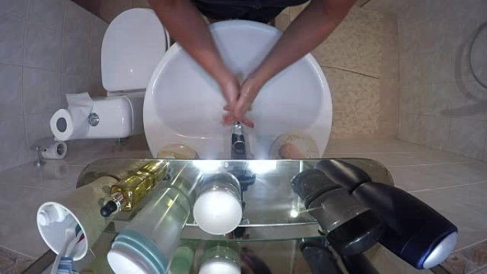 带水槽淋浴和卫生间的小浴室内部的俯视图女人用液体肥皂洗手