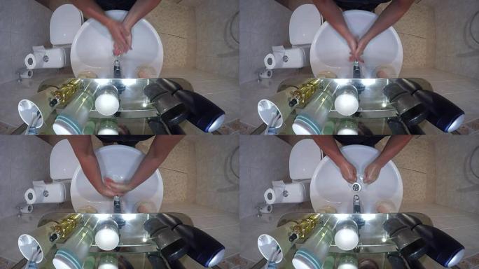 带水槽淋浴和卫生间的小浴室内部的俯视图女人用液体肥皂洗手