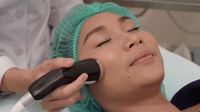 亚洲女性作为患者的治疗使皮肤光滑明亮