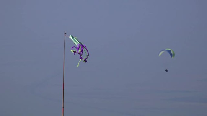 滑翔伞，背景为滑翔伞的风向标志