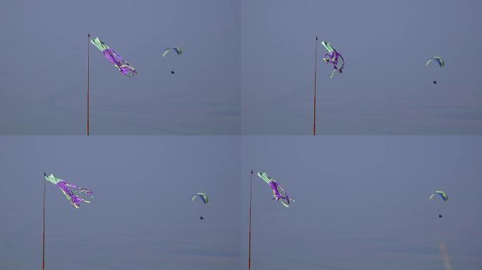 滑翔伞，背景为滑翔伞的风向标志