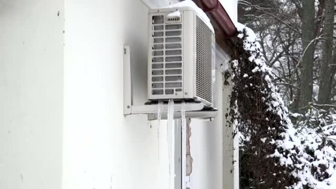 家用空调机组在房屋墙壁上结冰。缩小。