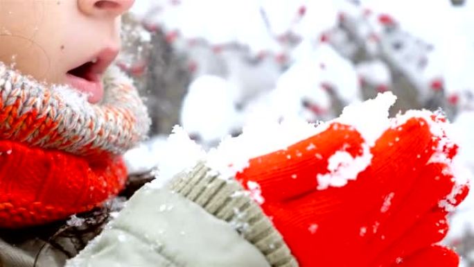 穿着红领巾和手套吹雪的女孩特写