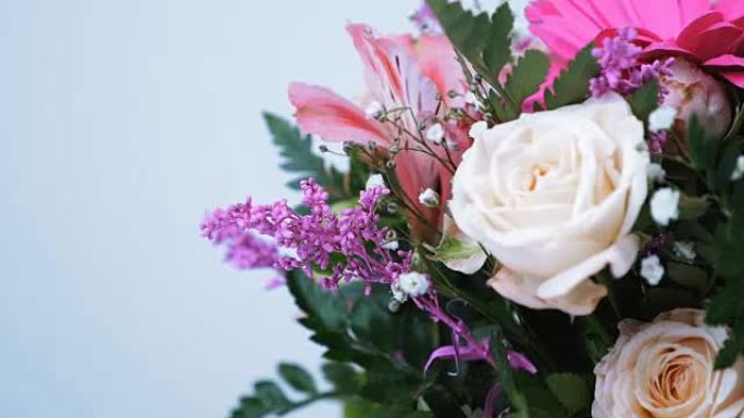 特写。花束，在白色背景上旋转，花卉组成由非洲菊，Eustoma，玫瑰yana奶油，Alstroeme