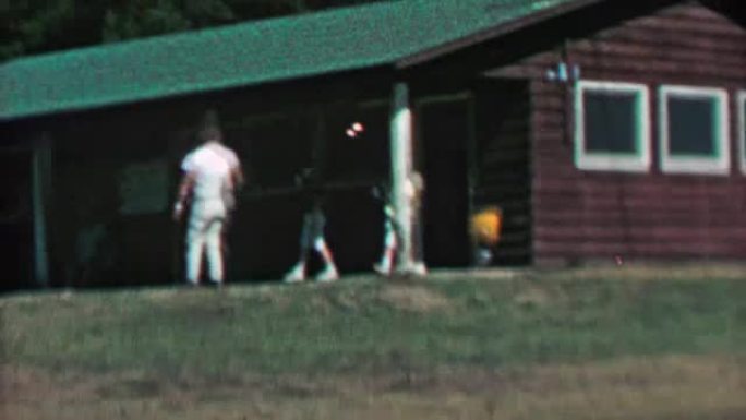 1967年:夏季露营小屋建造户外自然森林。
