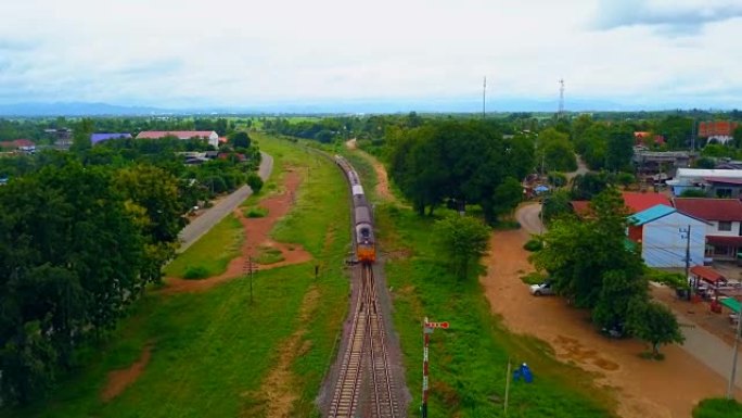 泰国森林中火车在铁路上的鸟瞰图