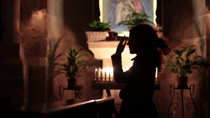 女人在教堂里祈祷