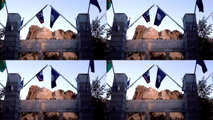 带有旗帜的拉什莫尔山国家纪念馆