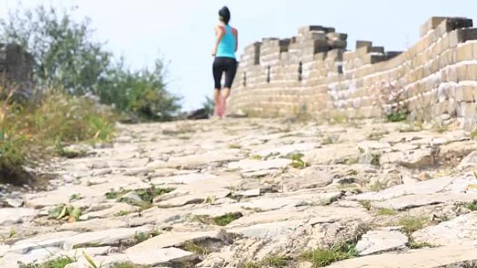 在长城上奔跑的年轻女子跑步者