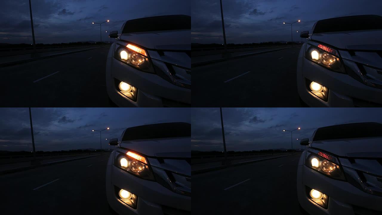 汽车打开转向灯以发出转向灯。