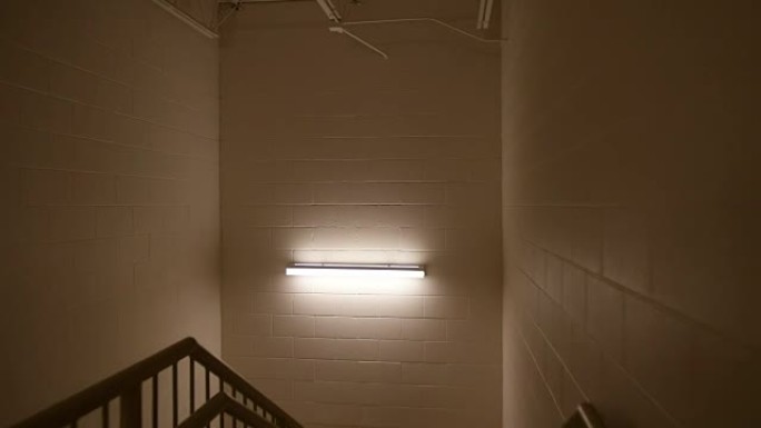 黑暗的楼梯摄像机沿着楼梯间移动