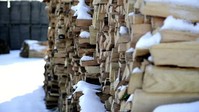 白雪皑皑的木条堆用于酒桶生产。