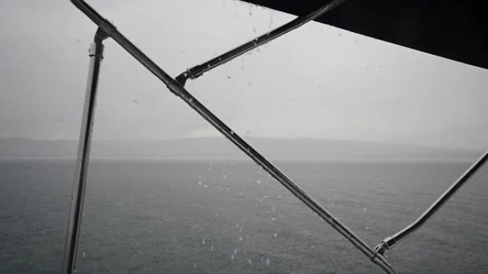 希腊海洋背景下雨中航行的游艇。