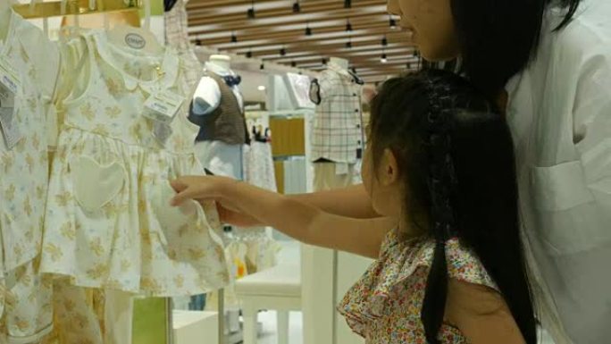 亚洲女孩和母亲一起购物很开心